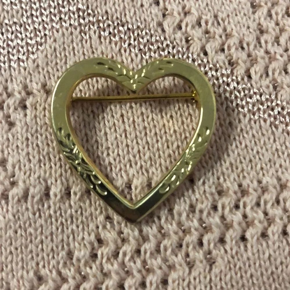Vintage 1950s Gold Tone Heart Brooch with Leaf Edging